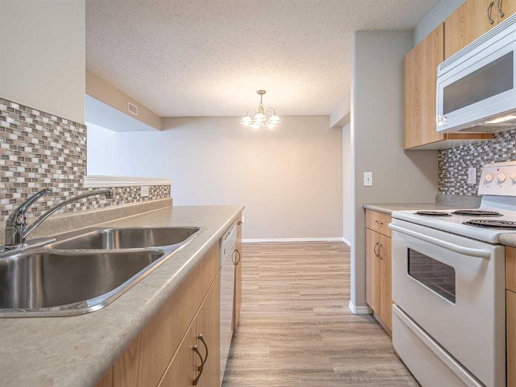 1-1901 52 Avenue, Lloydminster, AB - Indoor Photo Showing Kitchen With Double Sink