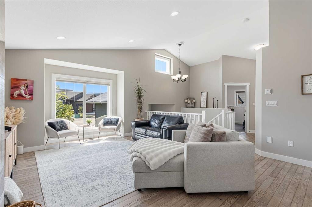 33-2715 73 Avenue, Lloydminster, AB - Indoor Photo Showing Living Room