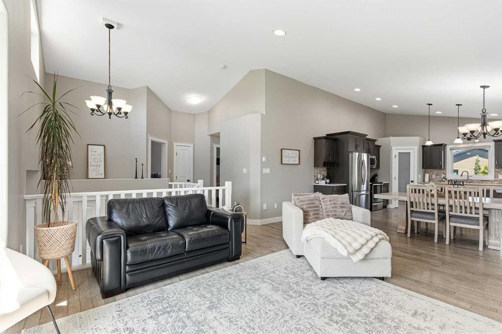 33-2715 73 Avenue, Lloydminster, AB - Indoor Photo Showing Living Room