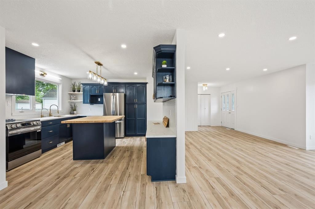 5510 45 Street, Lloydminster, AB - Indoor Photo Showing Kitchen With Upgraded Kitchen