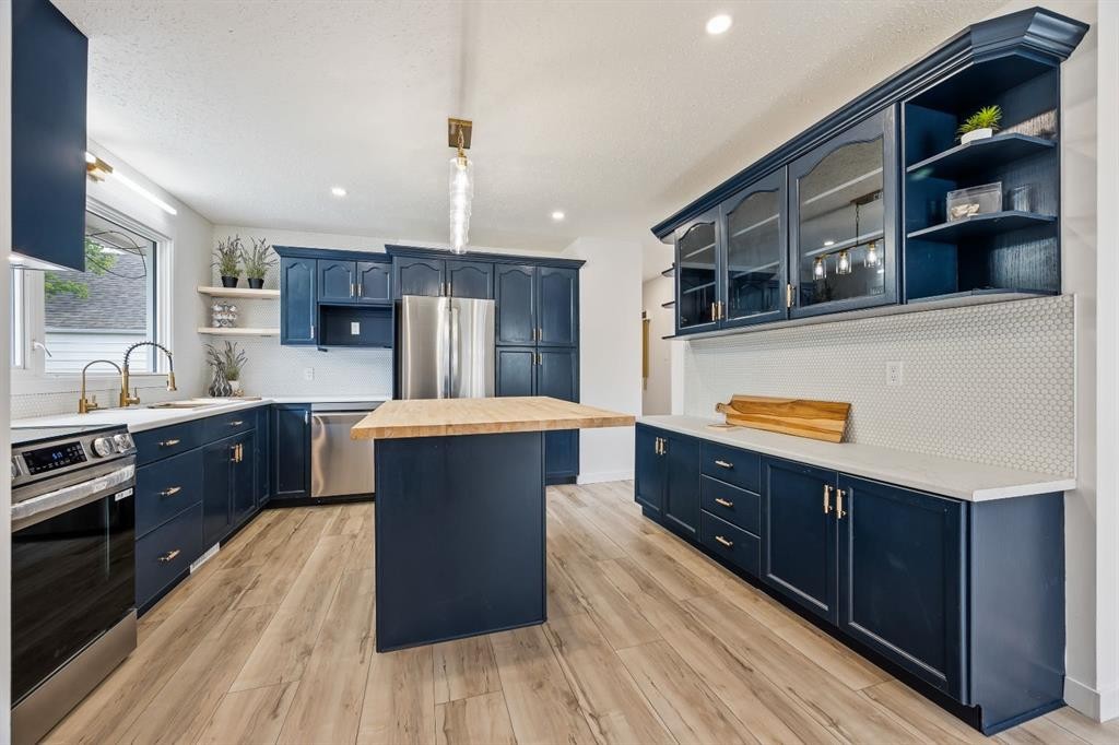 5510 45 Street, Lloydminster, AB - Indoor Photo Showing Kitchen With Upgraded Kitchen