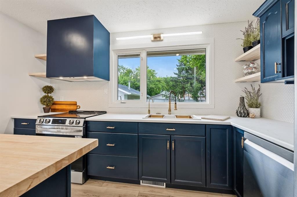 5510 45 Street, Lloydminster, AB - Indoor Photo Showing Kitchen