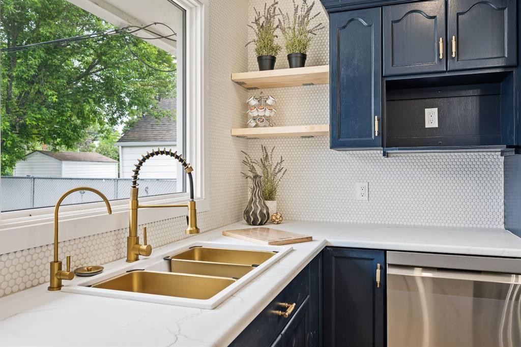 5510 45 Street, Lloydminster, AB - Indoor Photo Showing Kitchen With Double Sink
