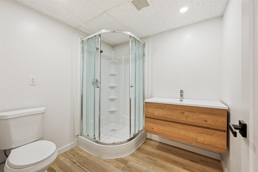 5510 45 Street, Lloydminster, AB - Indoor Photo Showing Bathroom