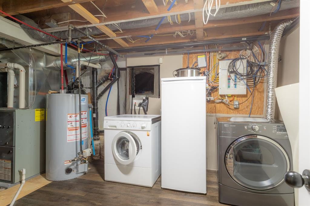 5206 48 Street, Lloydminster, AB - Indoor Photo Showing Laundry Room