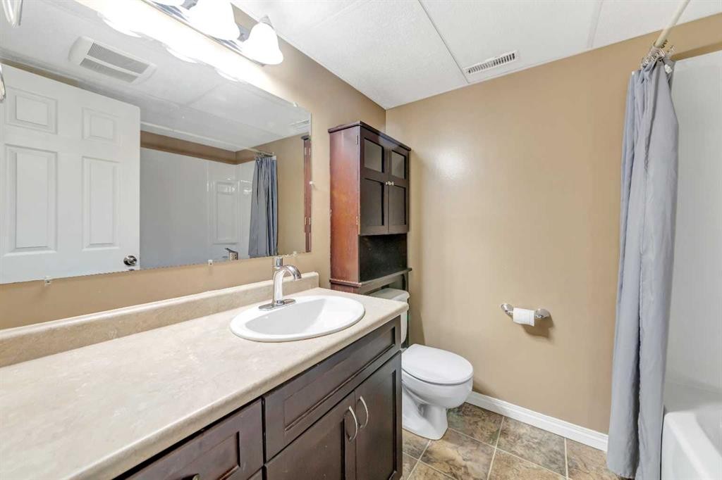 8-5219 57 Street, Lloydminster, AB - Indoor Photo Showing Bathroom
