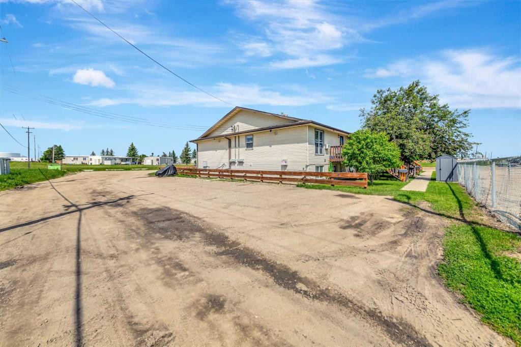 8-5219 57 Street, Lloydminster, AB - Outdoor