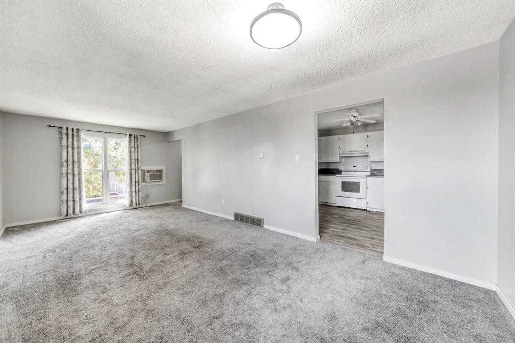 8-5219 57 Street, Lloydminster, AB - Indoor Photo Showing Other Room