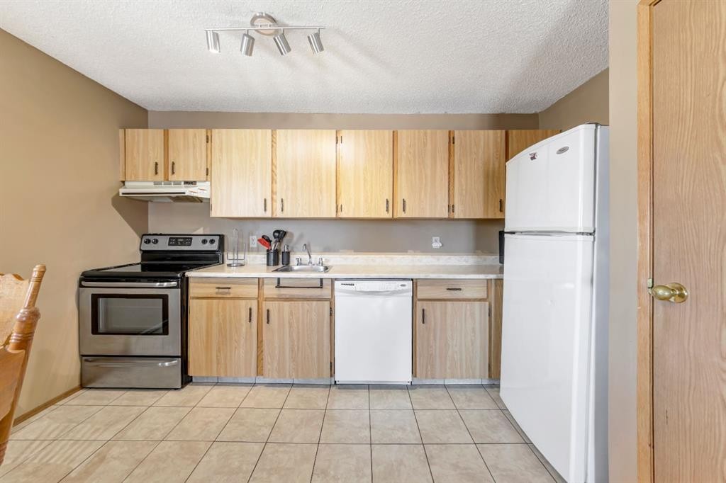 309-3007 57A Avenue, Lloydminster, AB - Indoor Photo Showing Kitchen