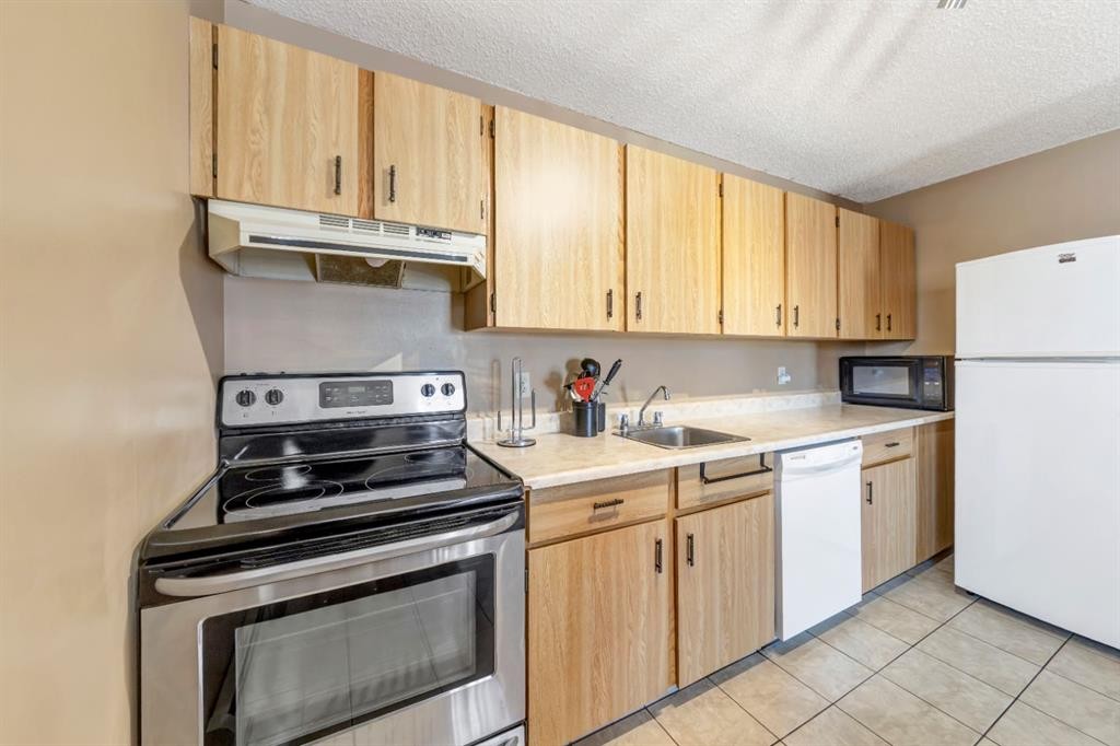 309-3007 57A Avenue, Lloydminster, AB - Indoor Photo Showing Kitchen