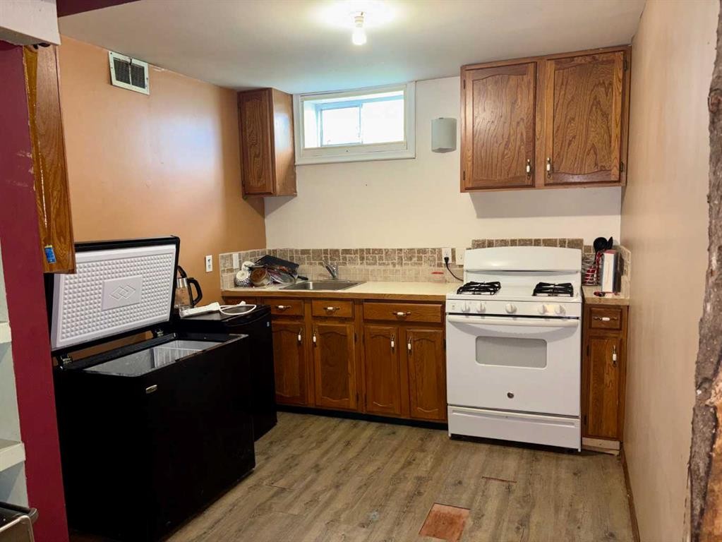 4831 52 Street, Innisfree, AB - Indoor Photo Showing Kitchen