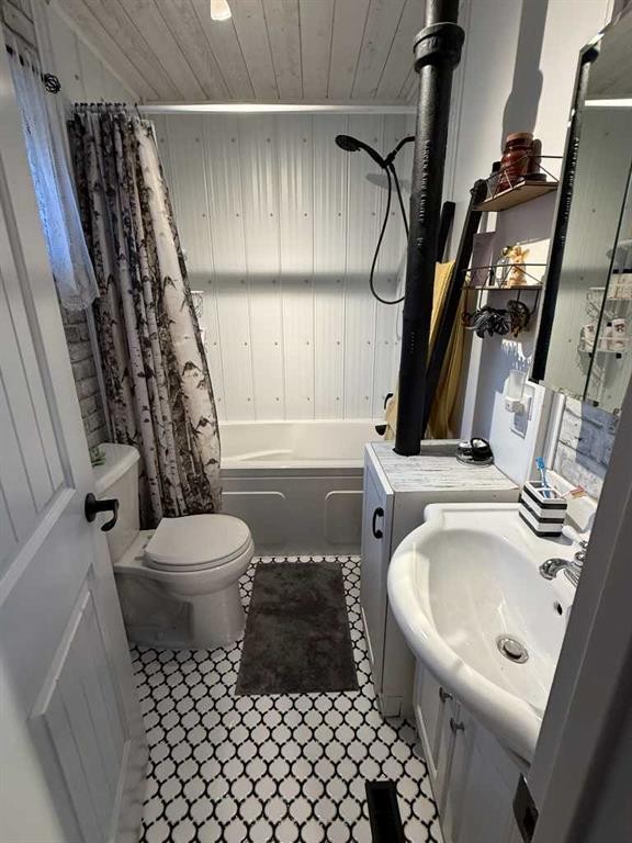 4703 47 Avenue, Myrnam, AB - Indoor Photo Showing Bathroom