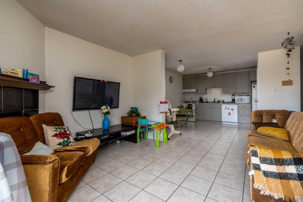 109B-3007 57A Avenue, Lloydminster, AB - Indoor Photo Showing Living Room