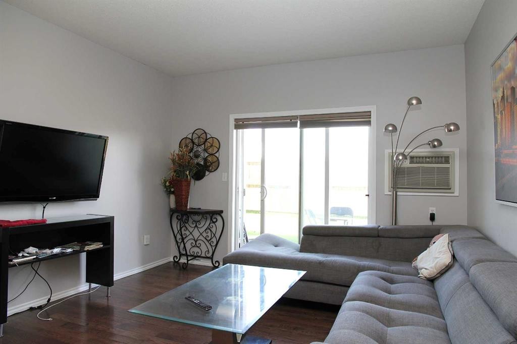 102B-6608 42 Street, Lloydminster, AB - Indoor Photo Showing Living Room