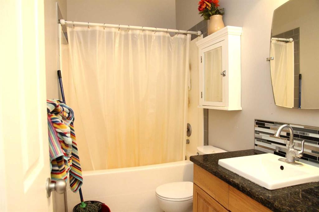 102B-6608 42 Street, Lloydminster, AB - Indoor Photo Showing Bathroom