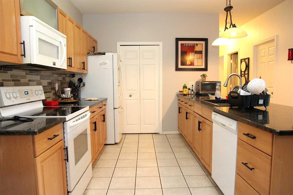 102B-6608 42 Street, Lloydminster, AB - Indoor Photo Showing Kitchen