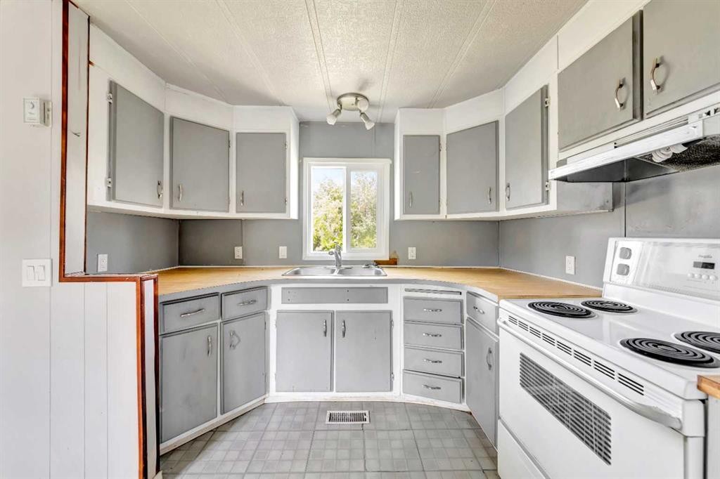 301 8 Avenue, Paradise Hill, SK