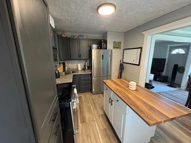 208 1 Street West, Lashburn, SK - Indoor Photo Showing Kitchen