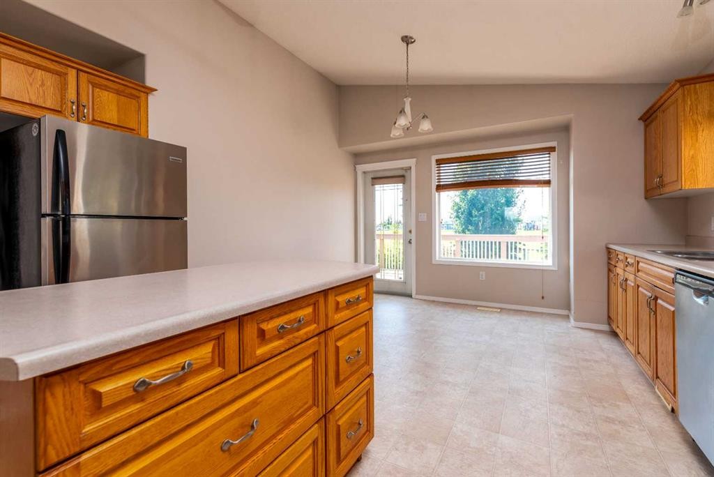 6601 39 Street, Lloydminster, AB - Indoor Photo Showing Kitchen
