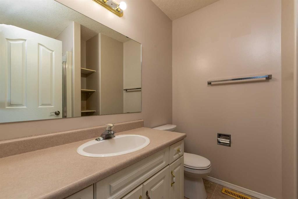 6601 39 Street, Lloydminster, AB - Indoor Photo Showing Bathroom
