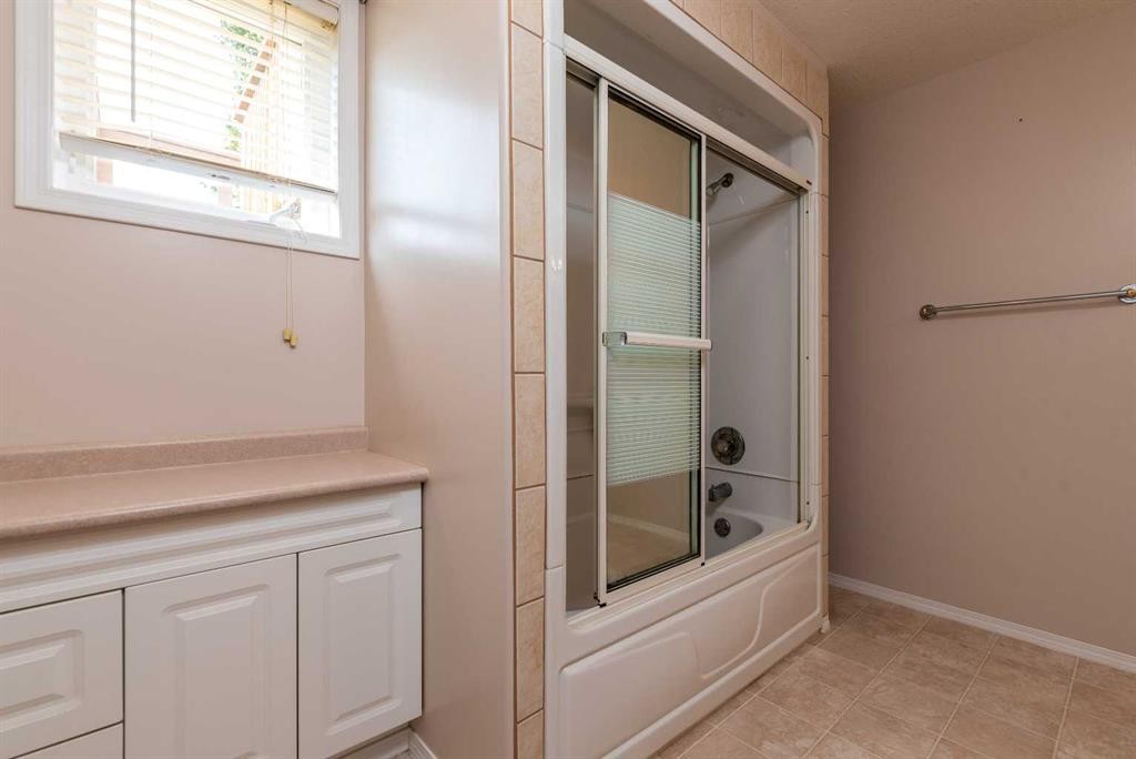 6601 39 Street, Lloydminster, AB - Indoor Photo Showing Bathroom