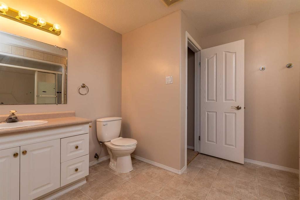 6601 39 Street, Lloydminster, AB - Indoor Photo Showing Bathroom