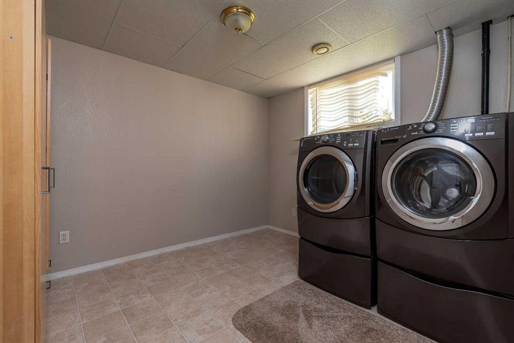 6601 39 Street, Lloydminster, AB - Indoor Photo Showing Laundry Room