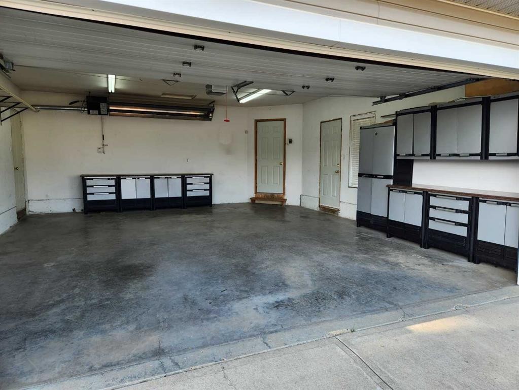 6601 39 Street, Lloydminster, AB - Indoor Photo Showing Garage