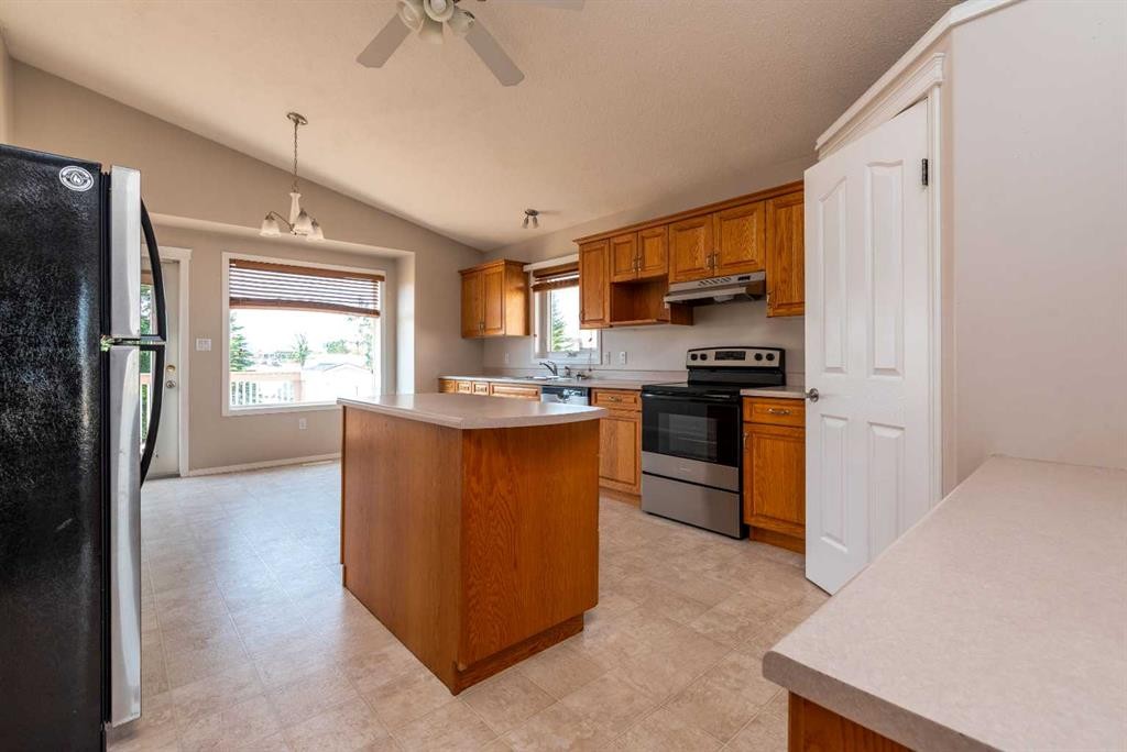 6601 39 Street, Lloydminster, AB - Indoor Photo Showing Kitchen