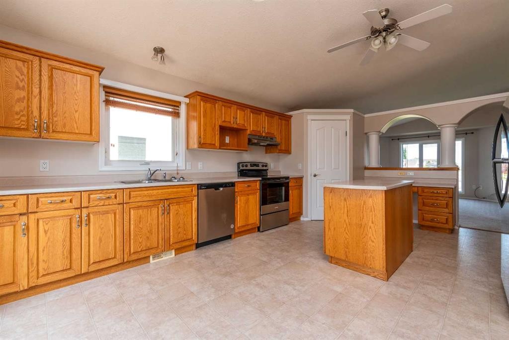 6601 39 Street, Lloydminster, AB - Indoor Photo Showing Kitchen With Double Sink