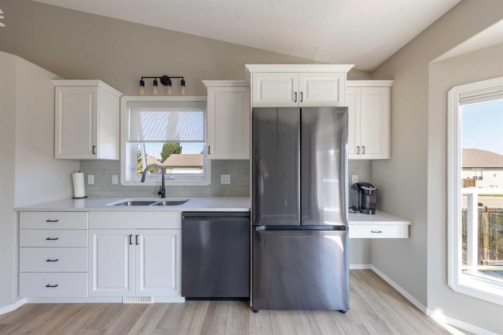 6116 21 Street, Lloydminster, AB - Indoor Photo Showing Kitchen With Double Sink