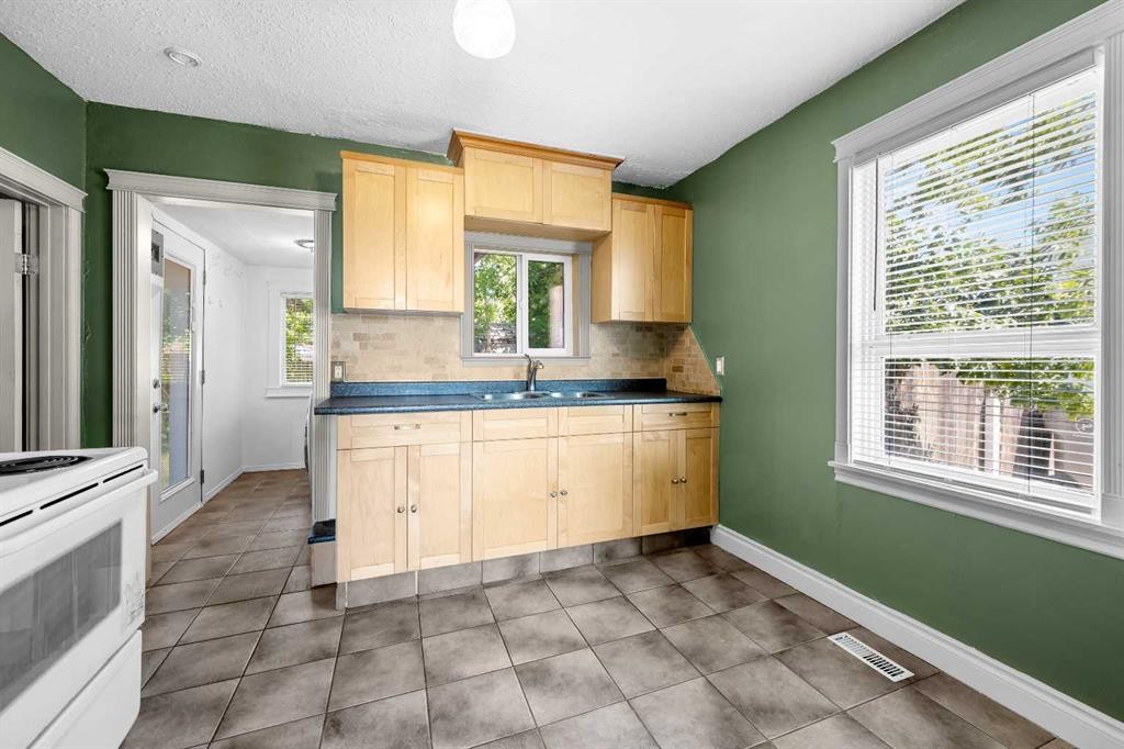 5108 54 Street, Lloydminster, AB - Indoor Photo Showing Kitchen