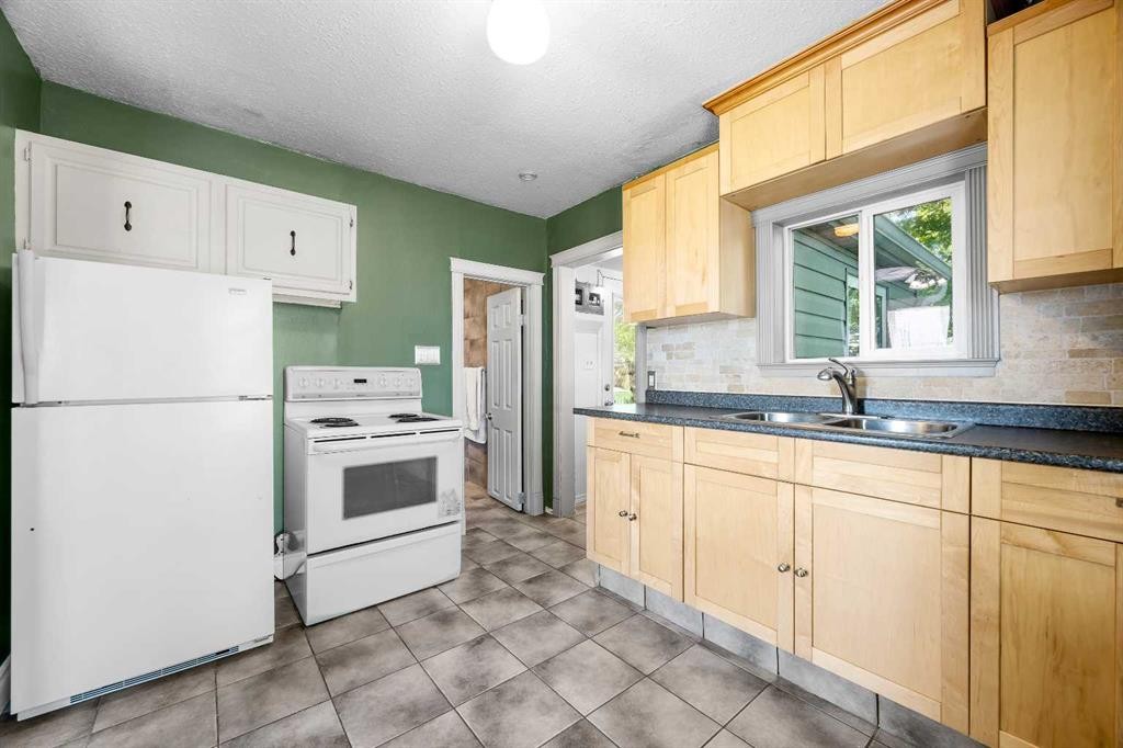 5108 54 Street, Lloydminster, AB - Indoor Photo Showing Kitchen With Double Sink