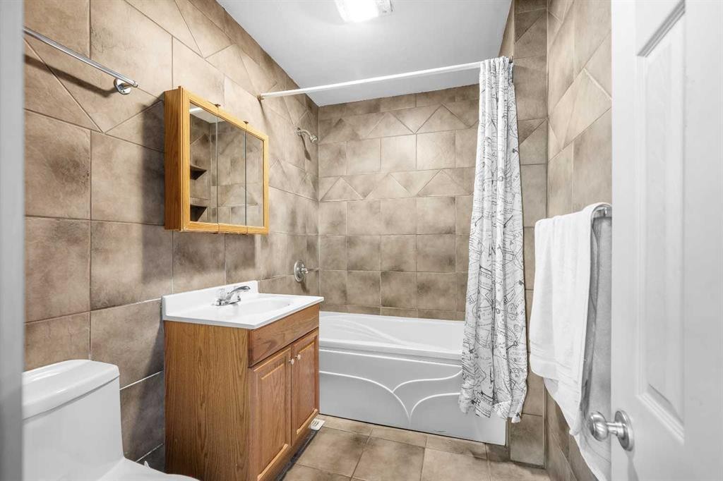 5108 54 Street, Lloydminster, AB - Indoor Photo Showing Bathroom