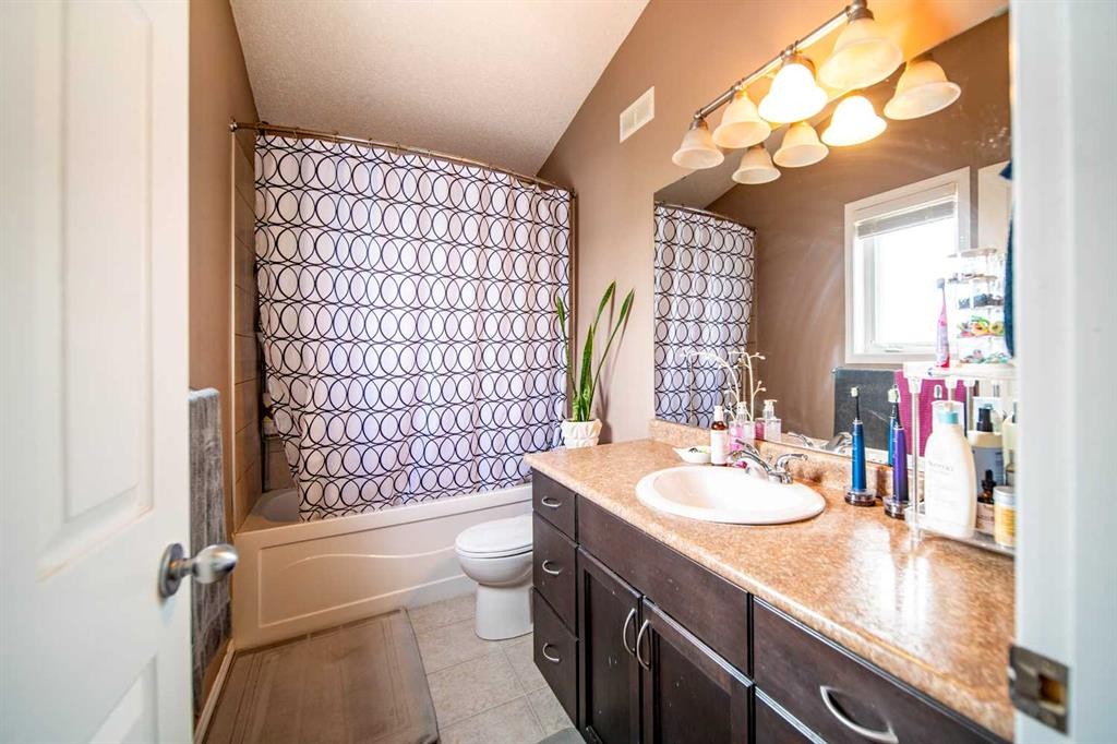 1025 30 Street, Wainwright, AB - Indoor Photo Showing Bathroom