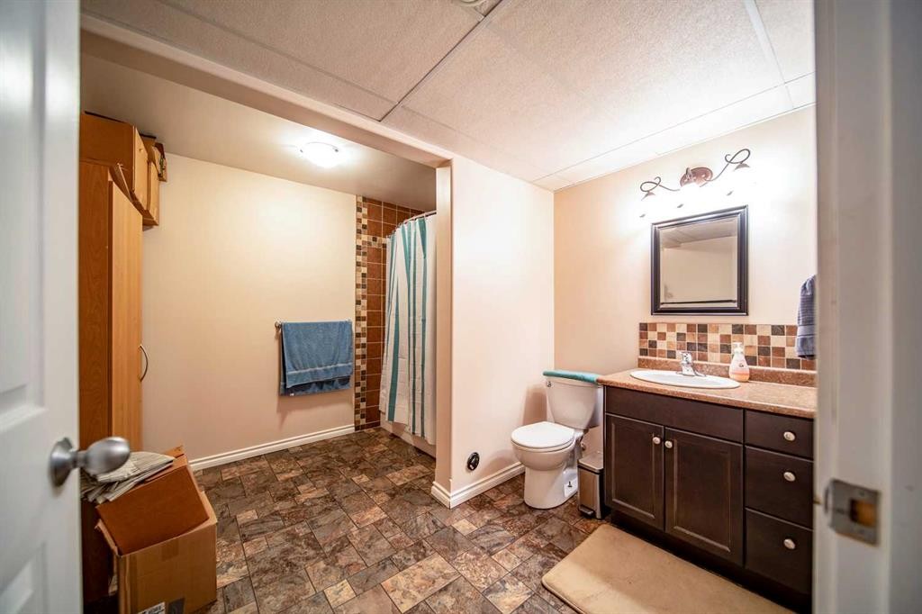 1025 30 Street, Wainwright, AB - Indoor Photo Showing Bathroom