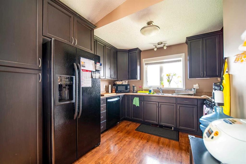 1025 30 Street, Wainwright, AB - Indoor Photo Showing Kitchen