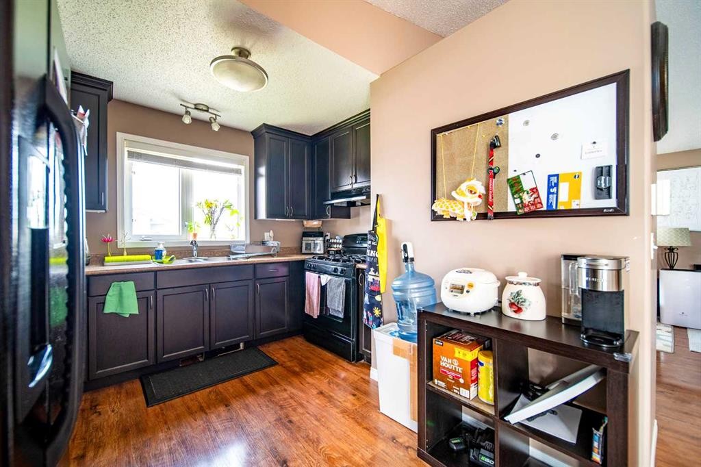 1025 30 Street, Wainwright, AB - Indoor Photo Showing Kitchen