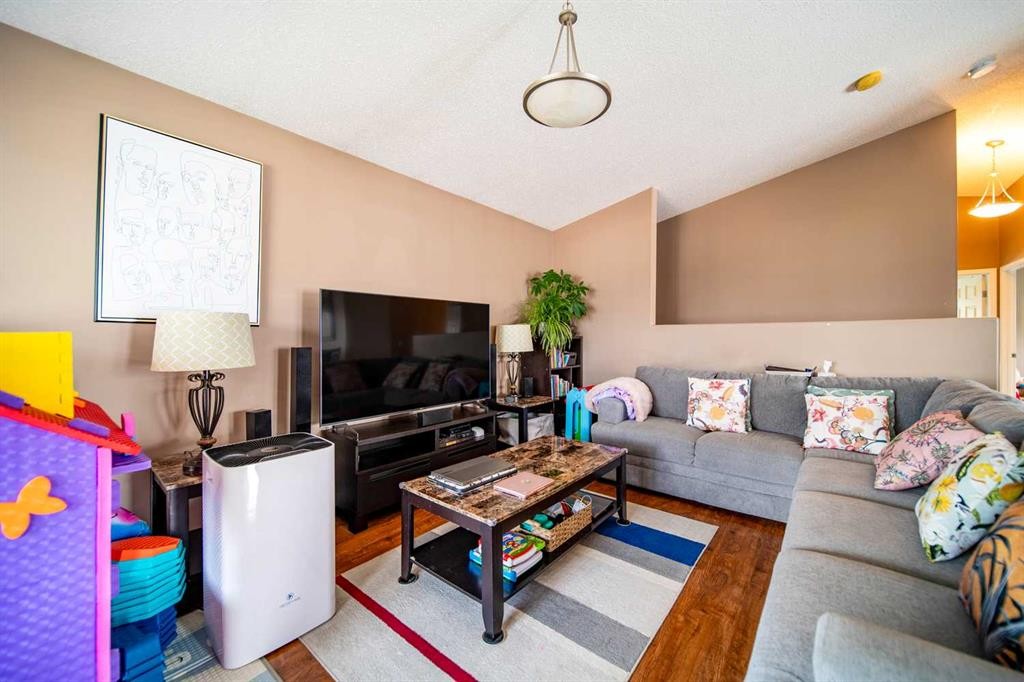 1025 30 Street, Wainwright, AB - Indoor Photo Showing Living Room