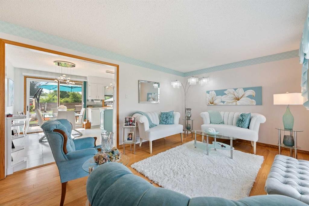 5703 35 Street, Lloydminster, AB - Indoor Photo Showing Living Room