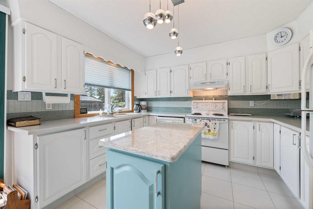 5703 35 Street, Lloydminster, AB - Indoor Photo Showing Kitchen