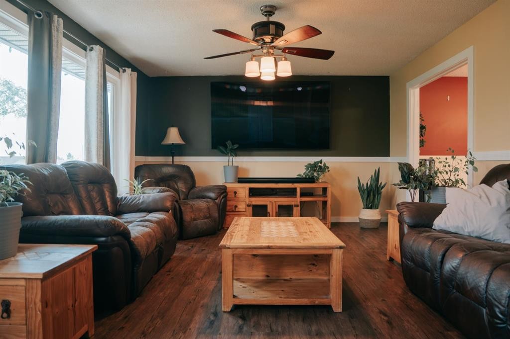 1026 18 Avenue, Wainwright, AB - Indoor Photo Showing Living Room