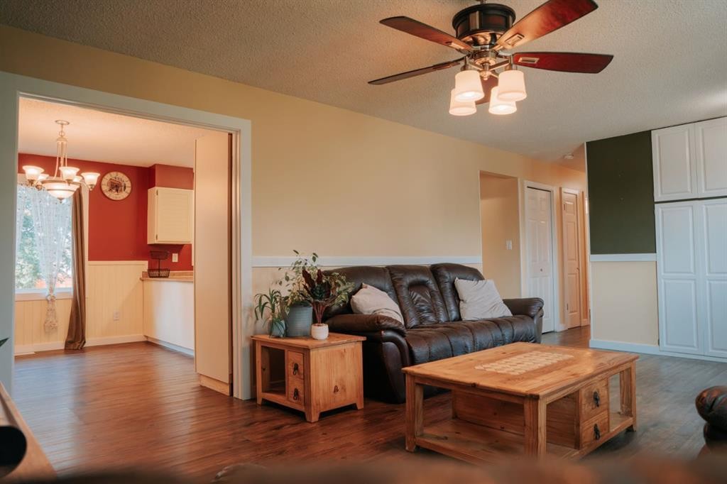 1026 18 Avenue, Wainwright, AB - Indoor Photo Showing Living Room
