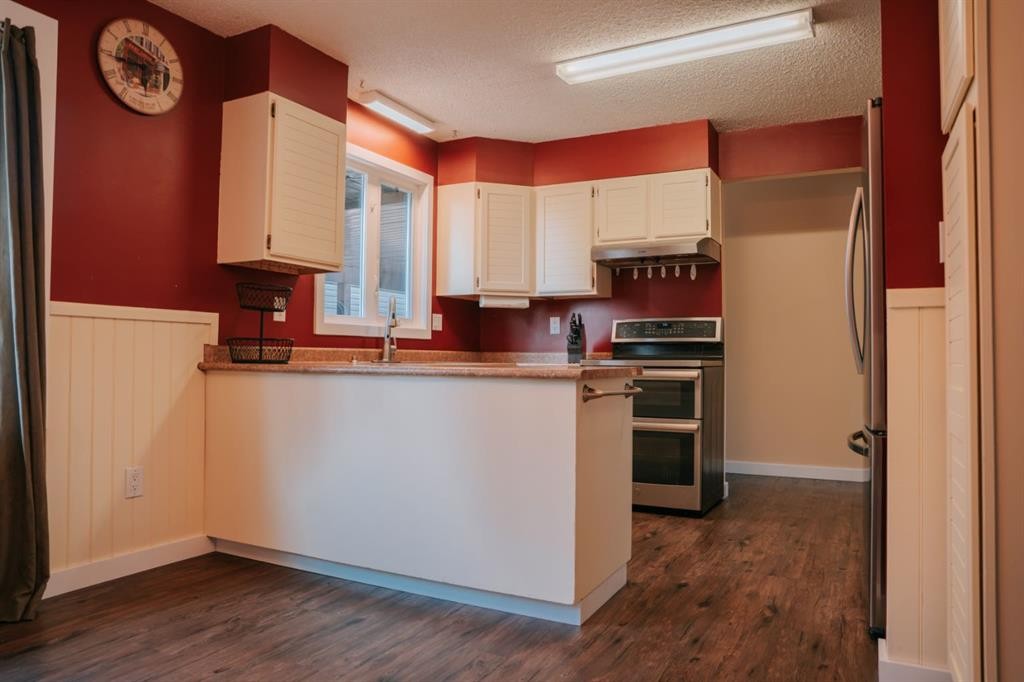 1026 18 Avenue, Wainwright, AB - Indoor Photo Showing Kitchen