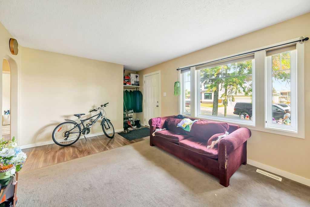 5013 47 Street, Lloydminster, AB - Indoor Photo Showing Living Room