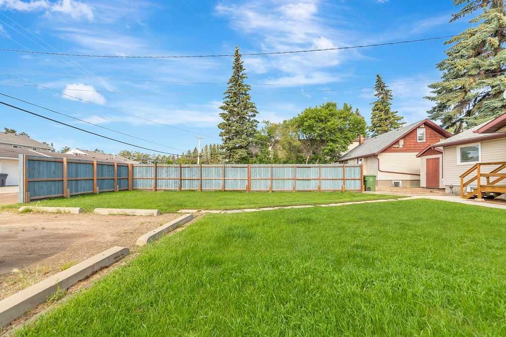 5013 47 Street, Lloydminster, AB - Outdoor