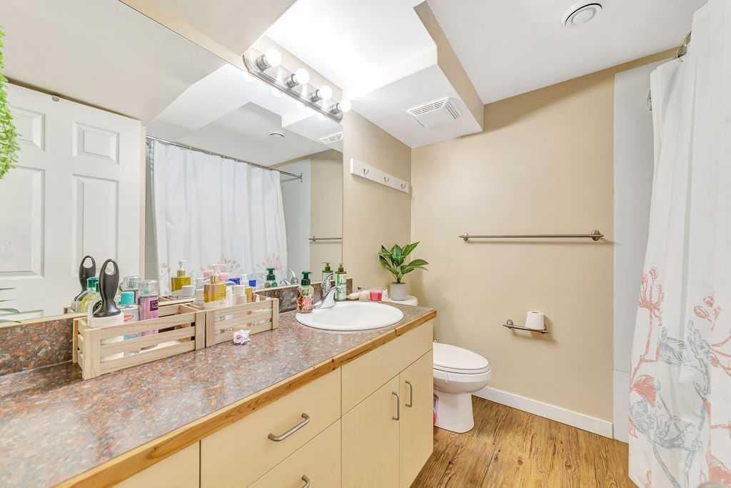 5013 47 Street, Lloydminster, AB - Indoor Photo Showing Bathroom