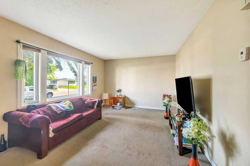5013 47 Street, Lloydminster, AB - Indoor