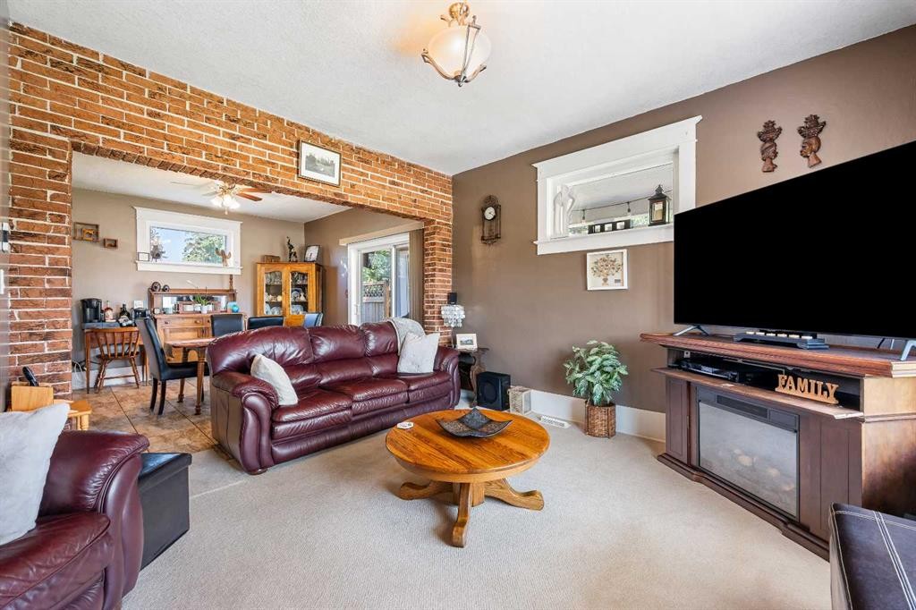5100 3 Avenue, Chauvin, AB - Indoor Photo Showing Living Room