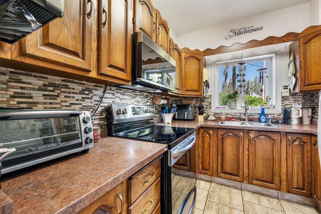5100 3 Avenue, Chauvin, AB - Indoor Photo Showing Kitchen With Double Sink